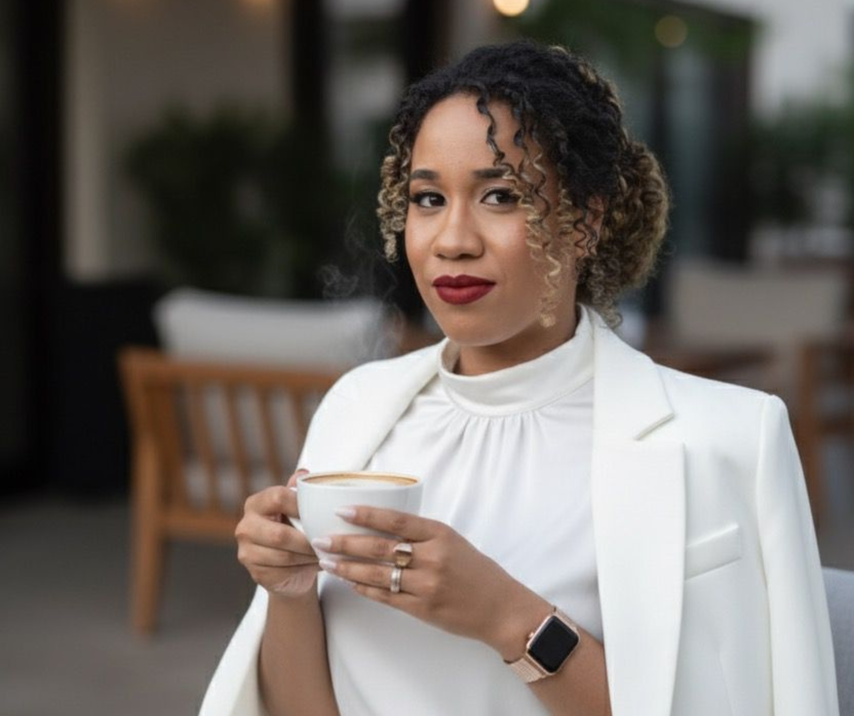 Dra. Cássia atendendo cliente